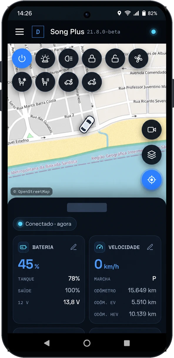 Estado atual do veículo no celular: mapa com a posição do carro, botões de comando, bateria e velocidade